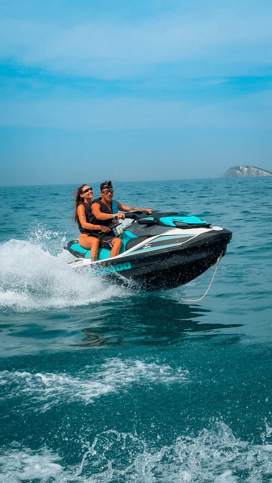 Jet ski em um passeio pela costa do Rio