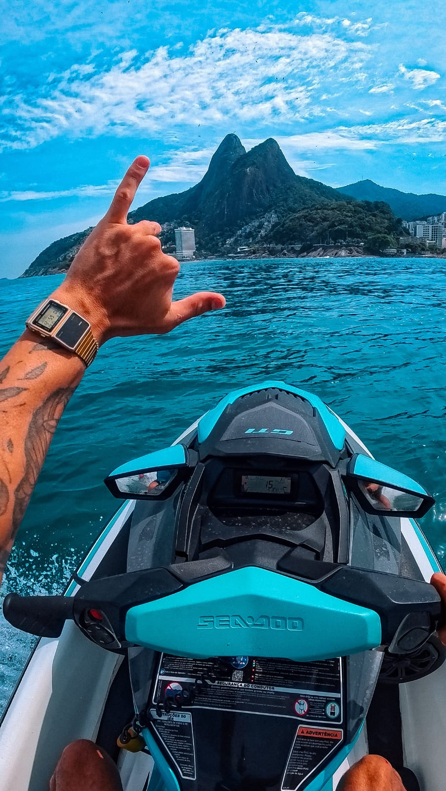 Jet ski no mar diante da costa carioca